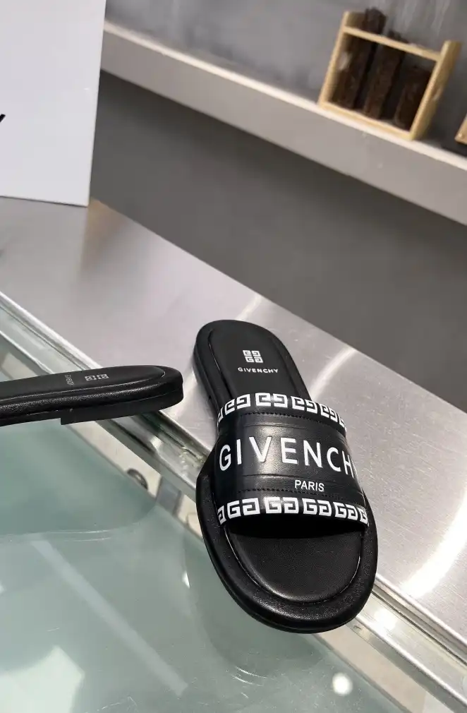 hype Givenchy Slippers