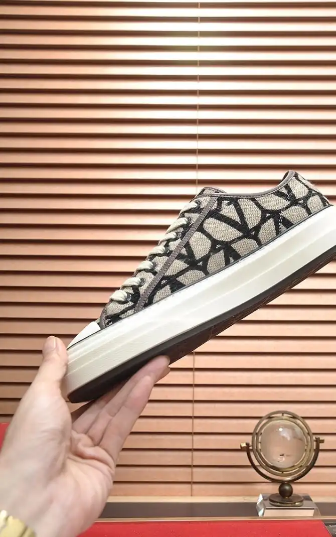 hype Valentino Sneakers