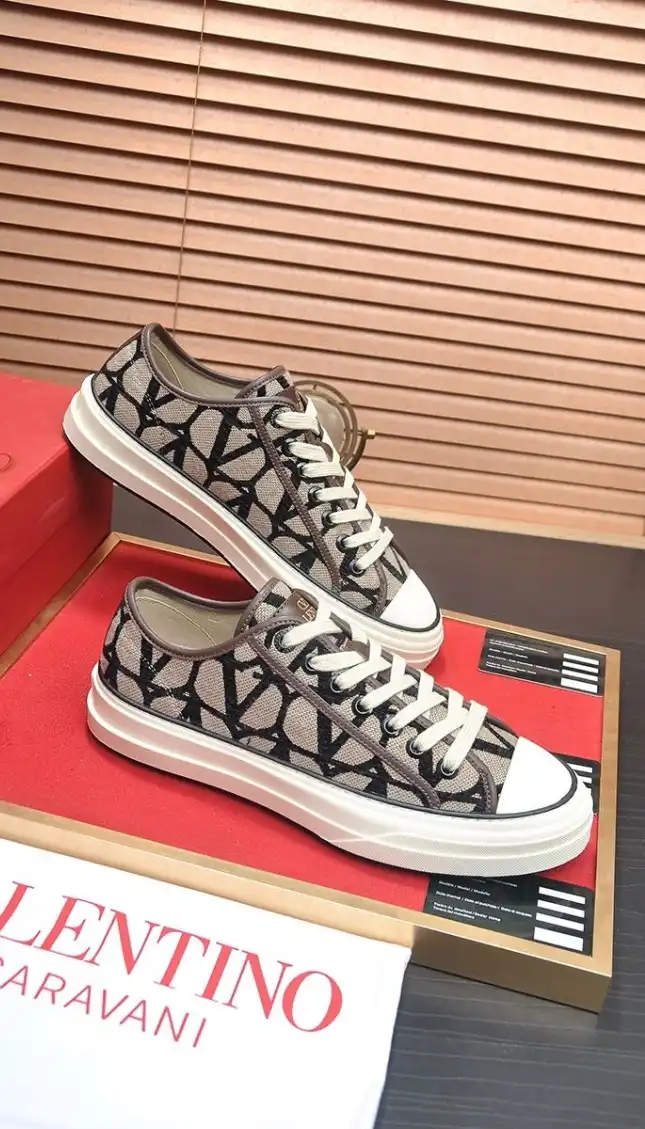 hype Valentino Sneakers