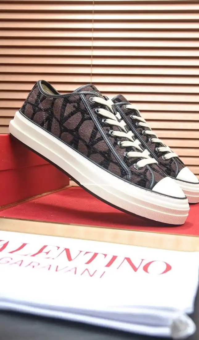 hype Valentino Sneakers