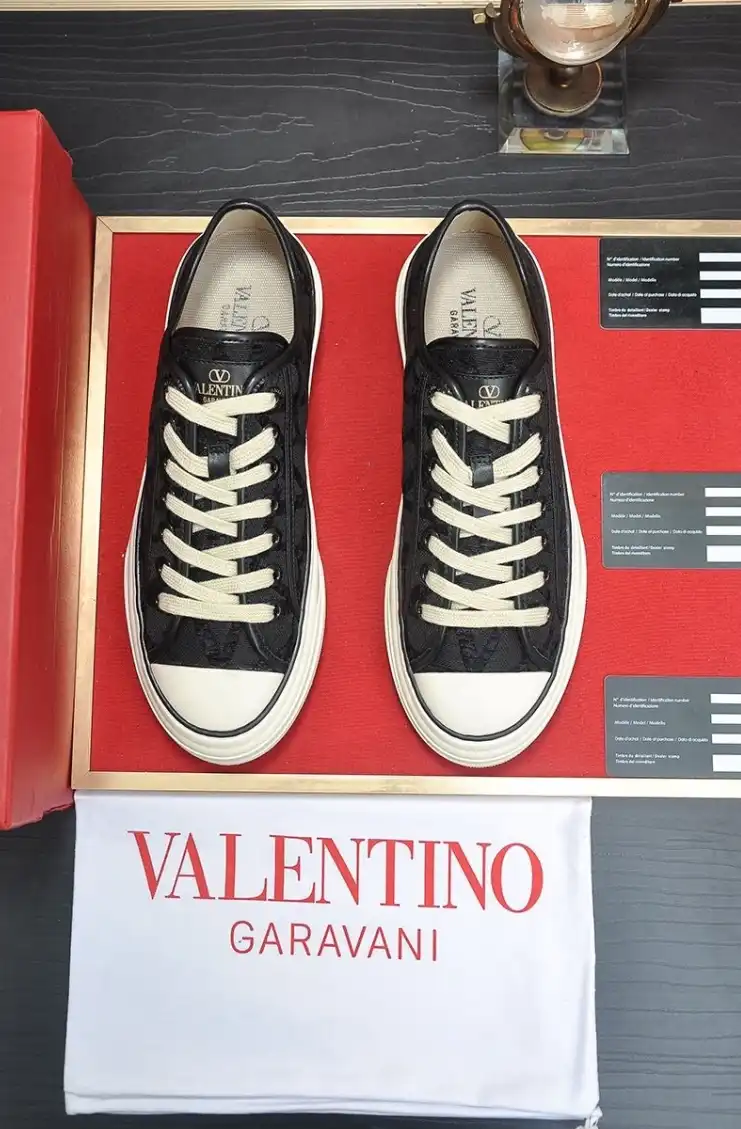 hype Valentino Sneakers