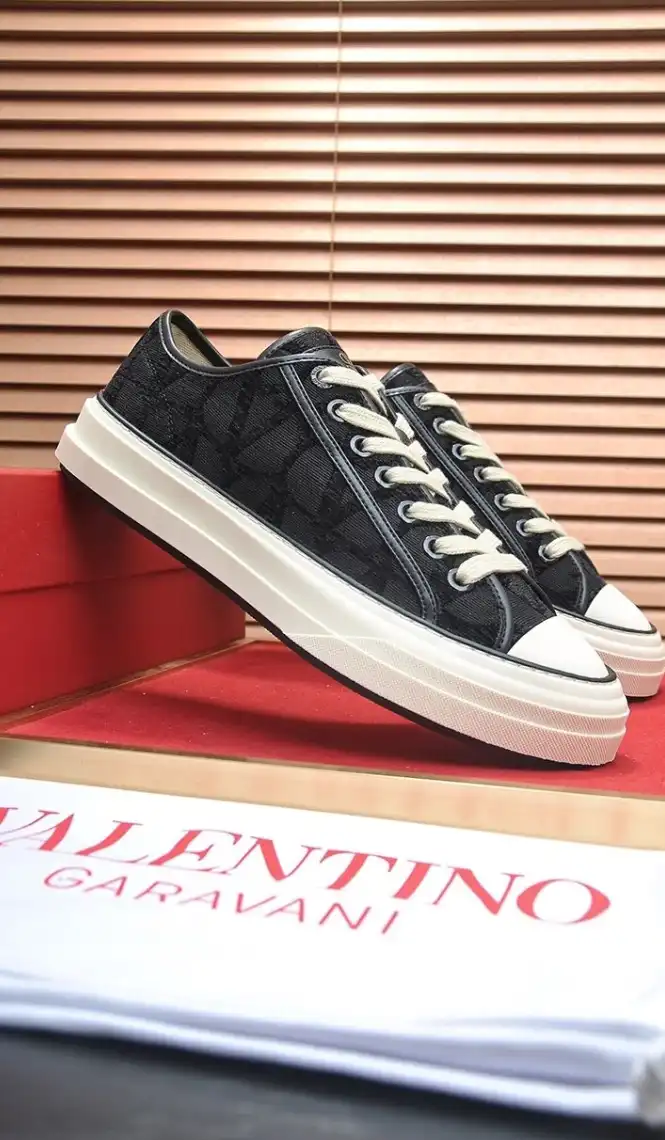 hype Valentino Sneakers