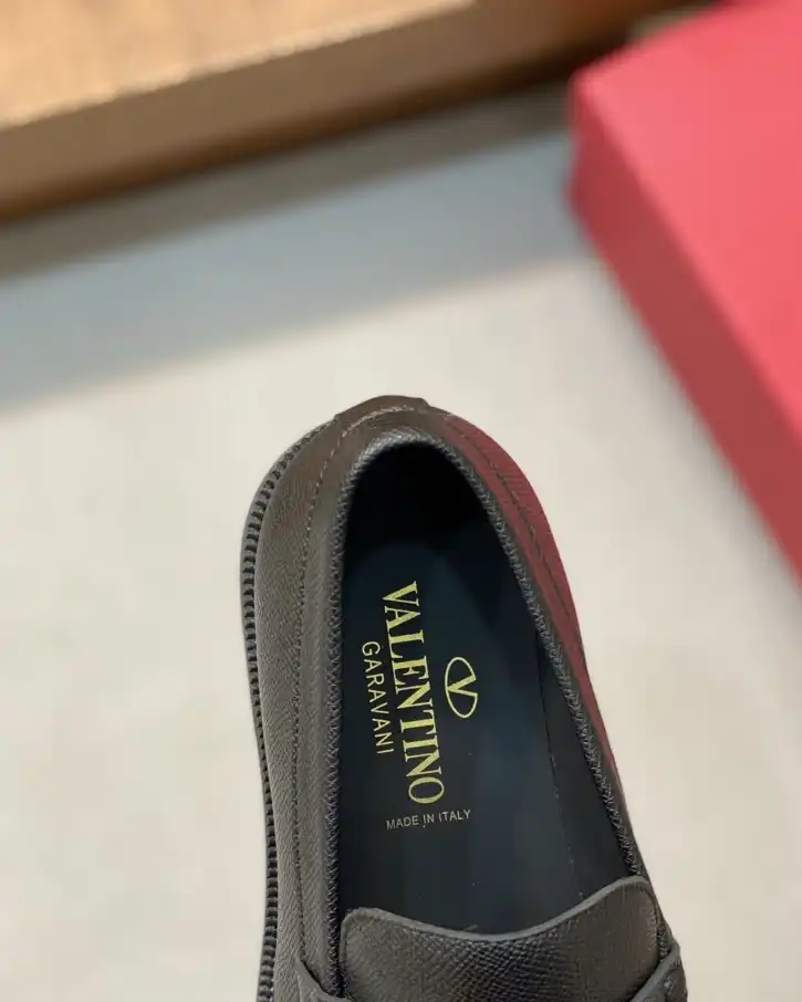 hype Valentino Sneakers