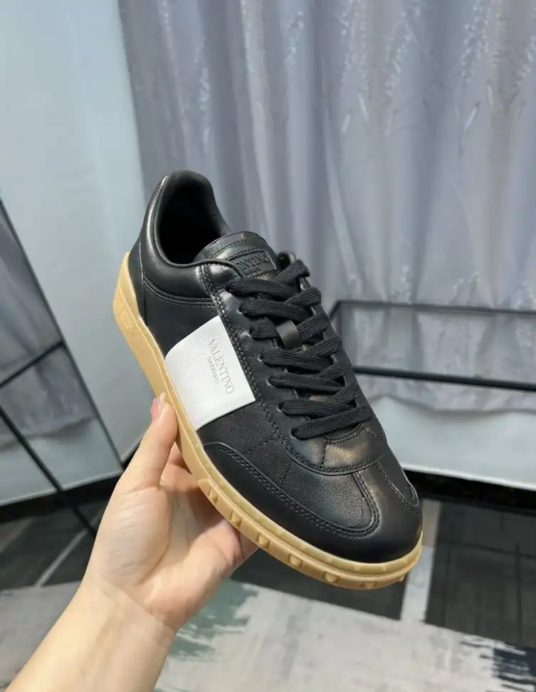 hype Valentino Sneakers