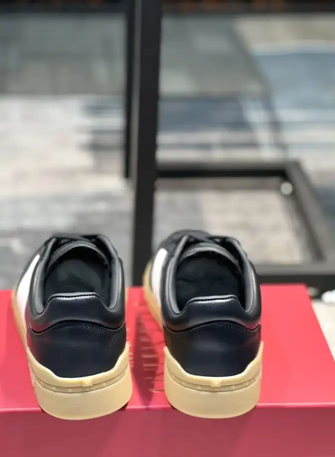 hype Valentino Sneakers