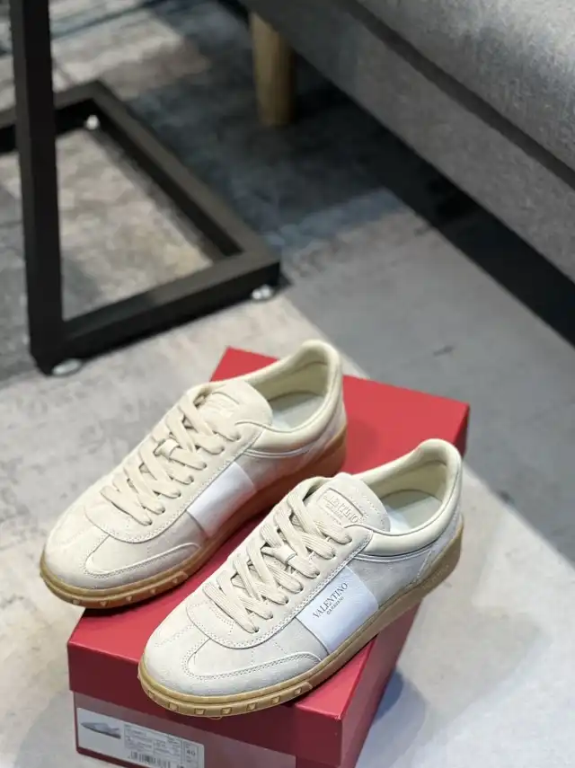 hype Valentino Sneakers