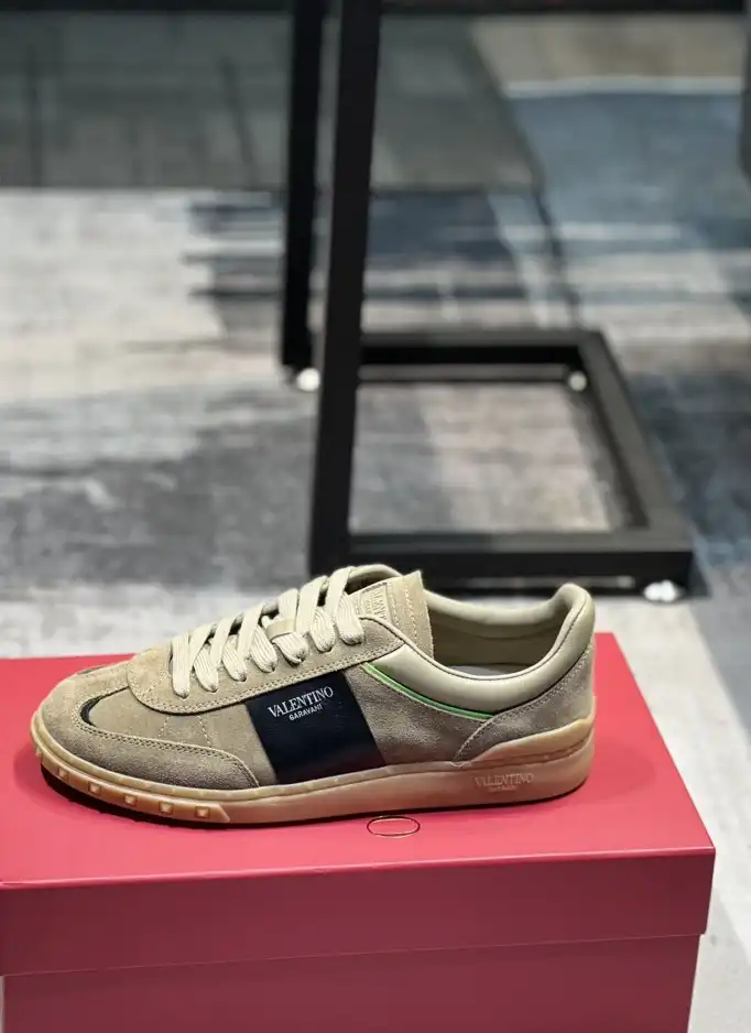 hype Valentino Sneakers