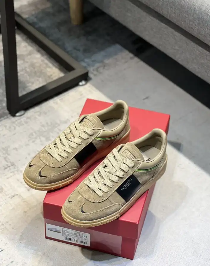 hype Valentino Sneakers