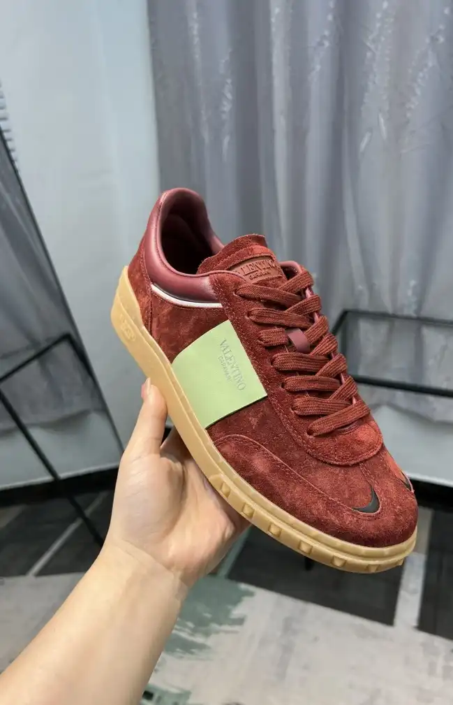 hype Valentino Sneakers