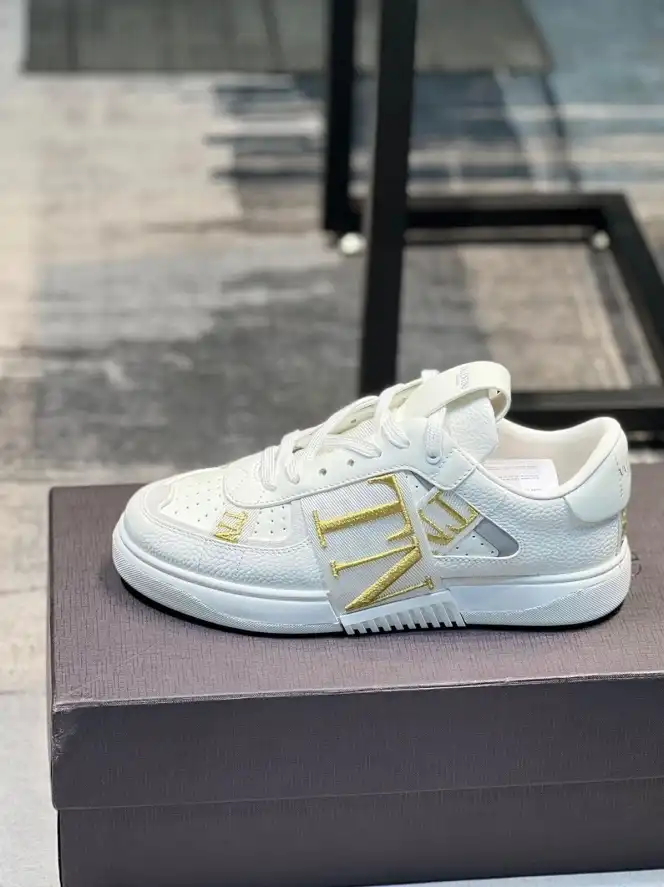 hype Valentino Sneakers