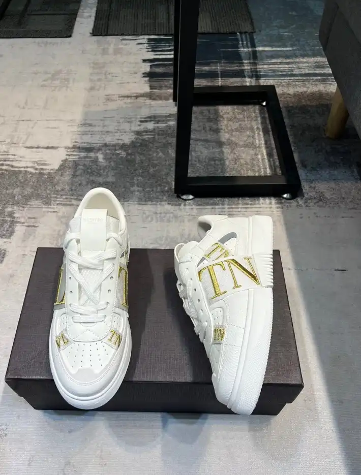 hype Valentino Sneakers