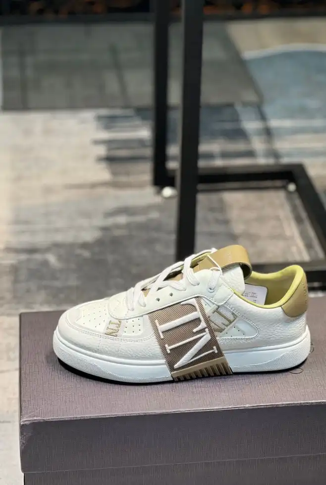 hype Valentino Sneakers