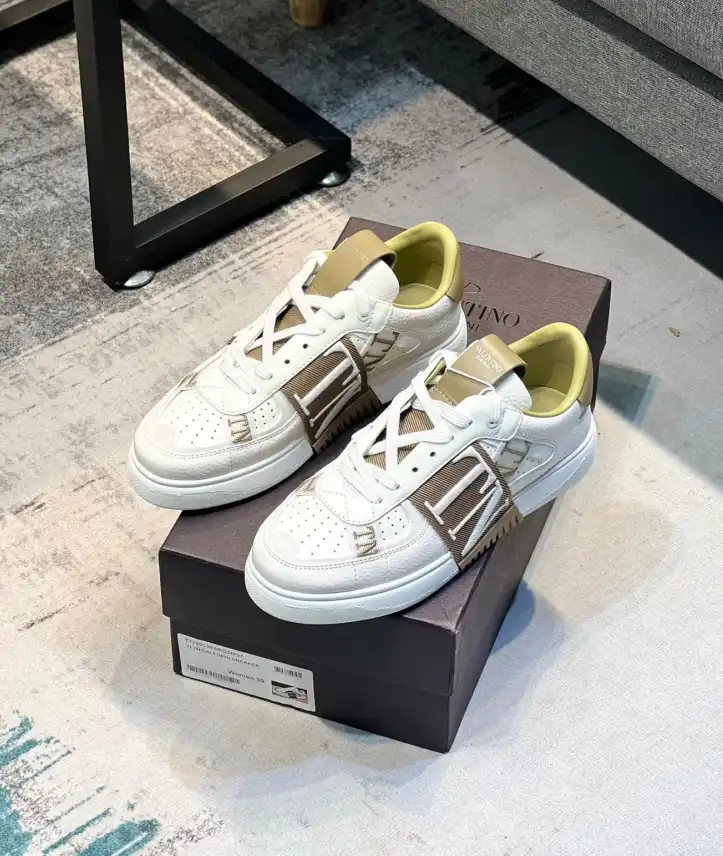 hype Valentino Sneakers