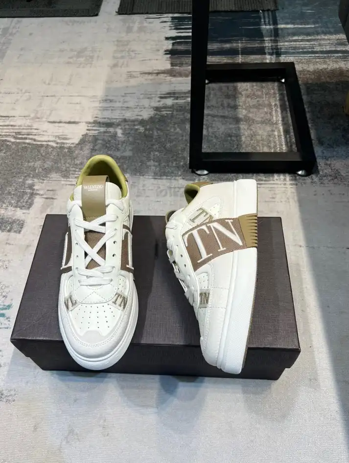 hype Valentino Sneakers