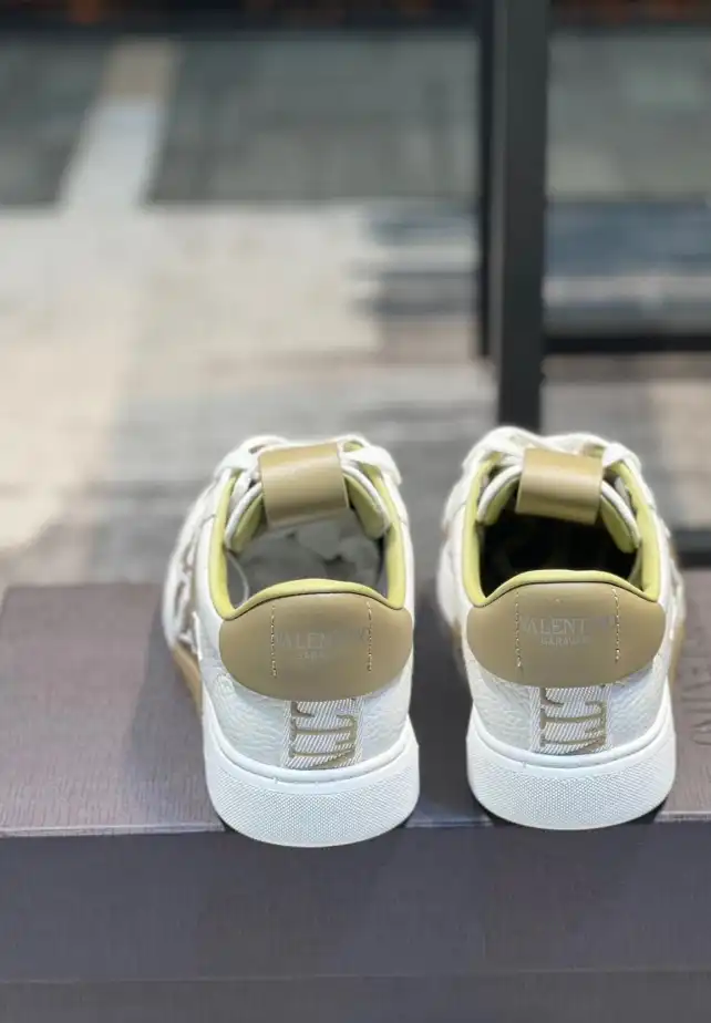 hype Valentino Sneakers