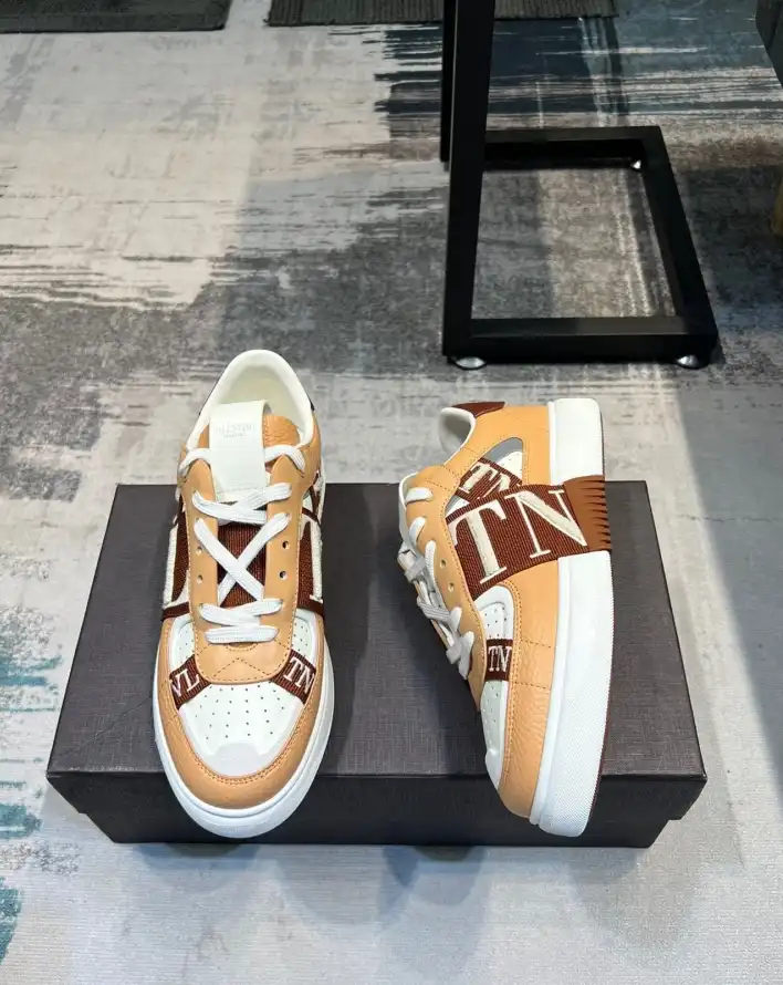 hype Valentino Sneakers