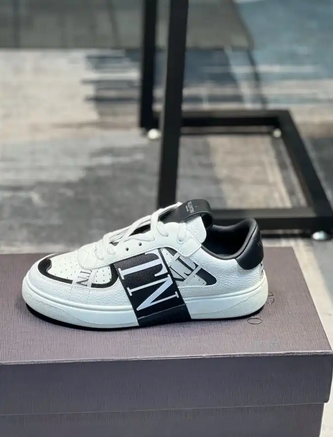 hype Valentino Sneakers