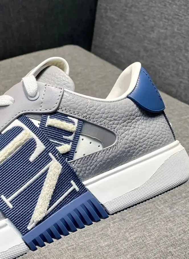 hype Valentino Sneakers