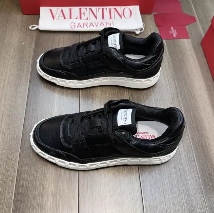 hype Valentino Sneakers