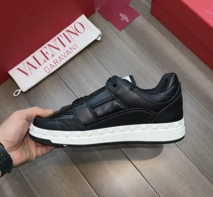 hype Valentino Sneakers