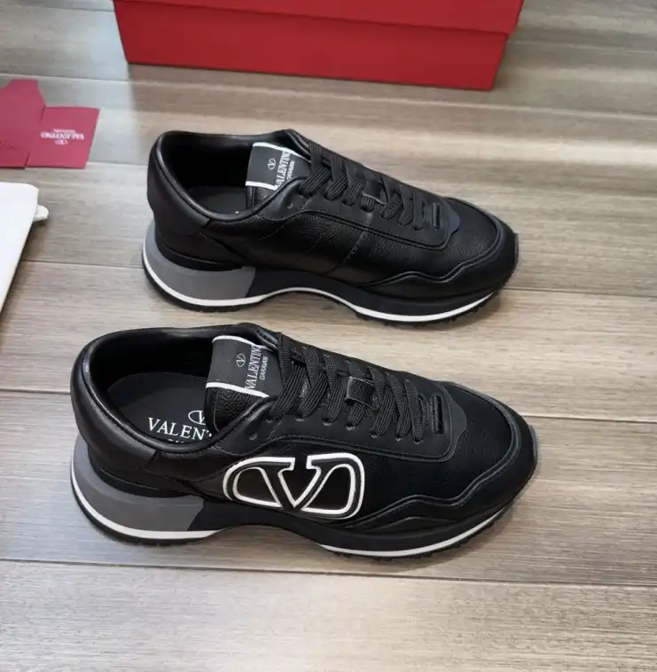 hype Valentino Sneakers