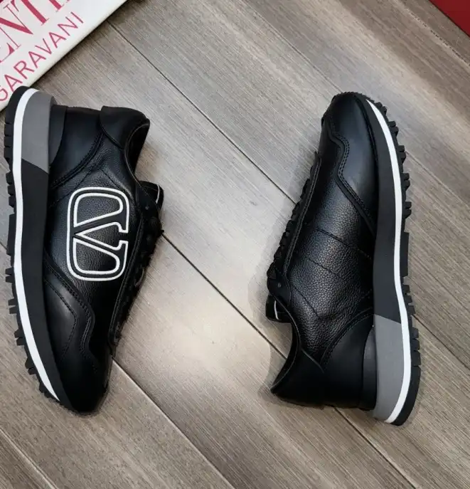 hype Valentino Sneakers