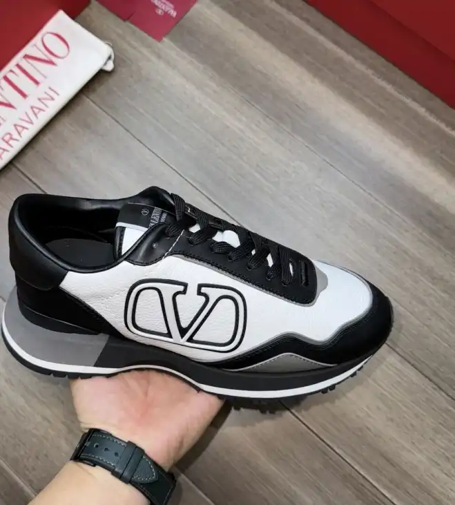 hype Valentino Sneakers