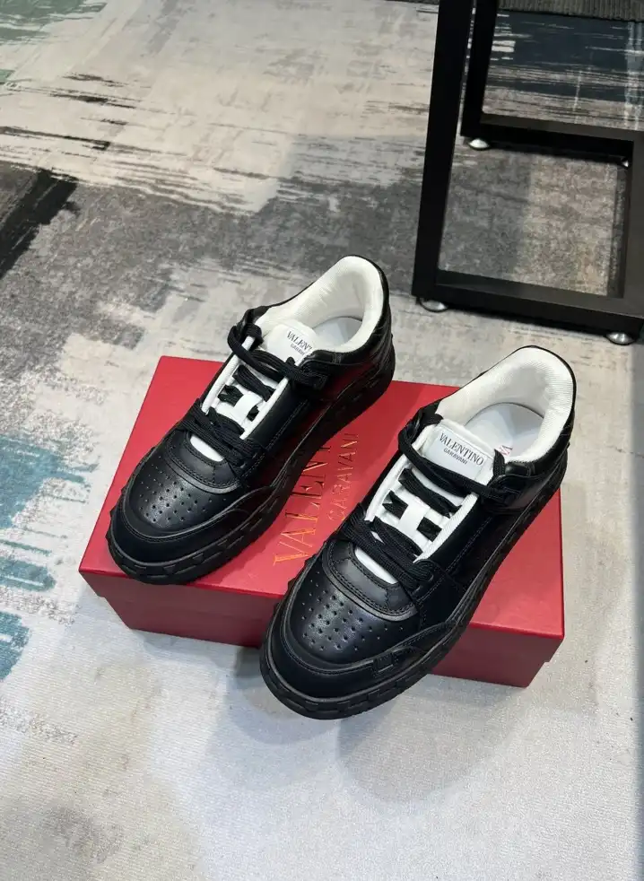 hype Valentino Sneakers