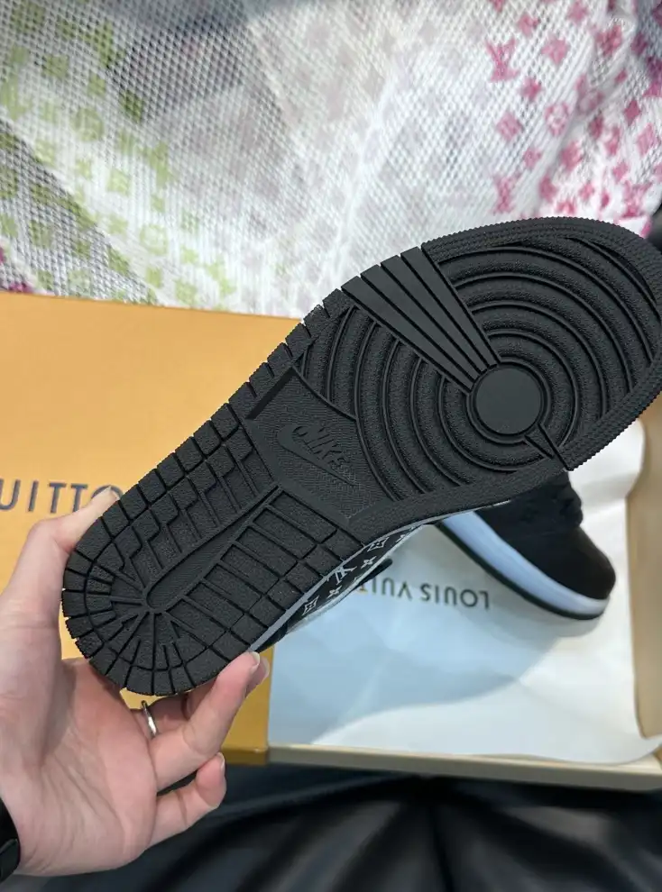 hype Louis Vuitton Sneakers