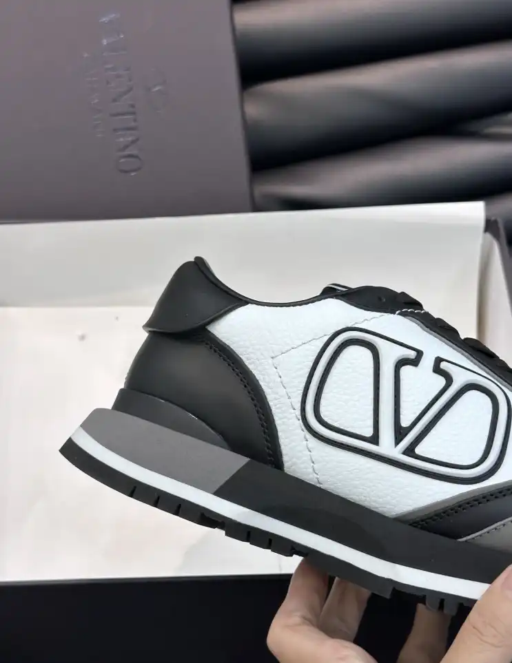 hype Valentino Sneakers