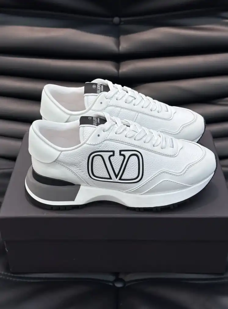 hype Valentino Sneakers