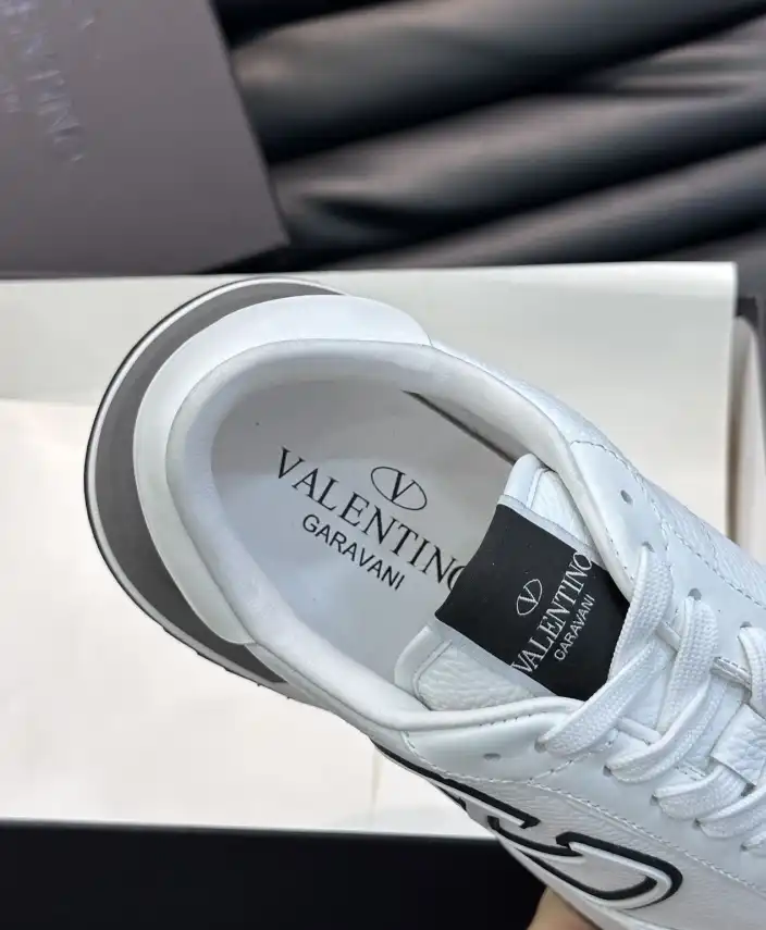 hype Valentino Sneakers