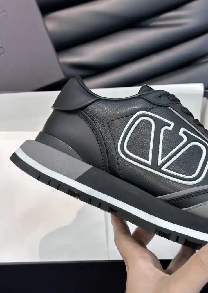 hype Valentino Sneakers