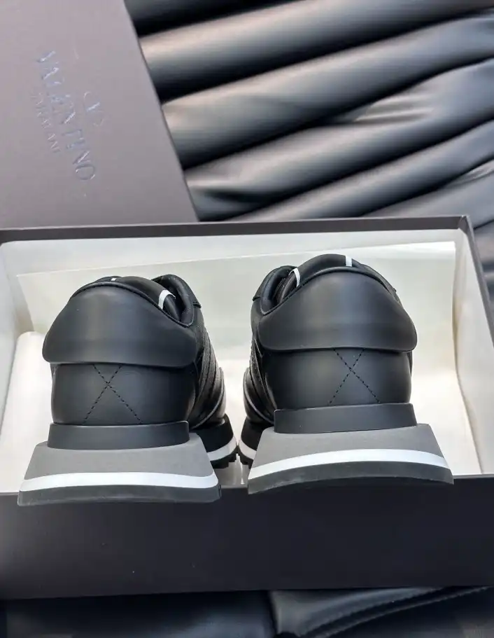 hype Valentino Sneakers