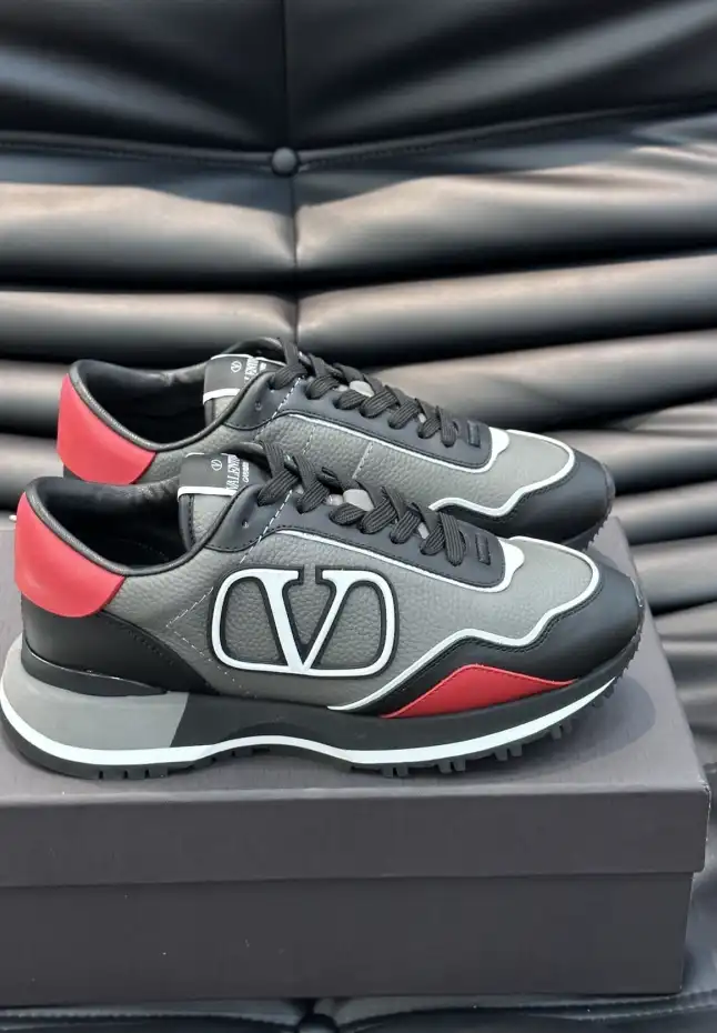 hype Valentino Sneakers