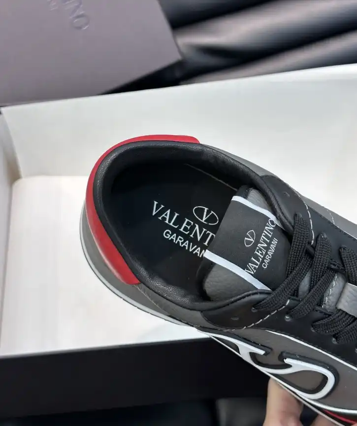 hype Valentino Sneakers