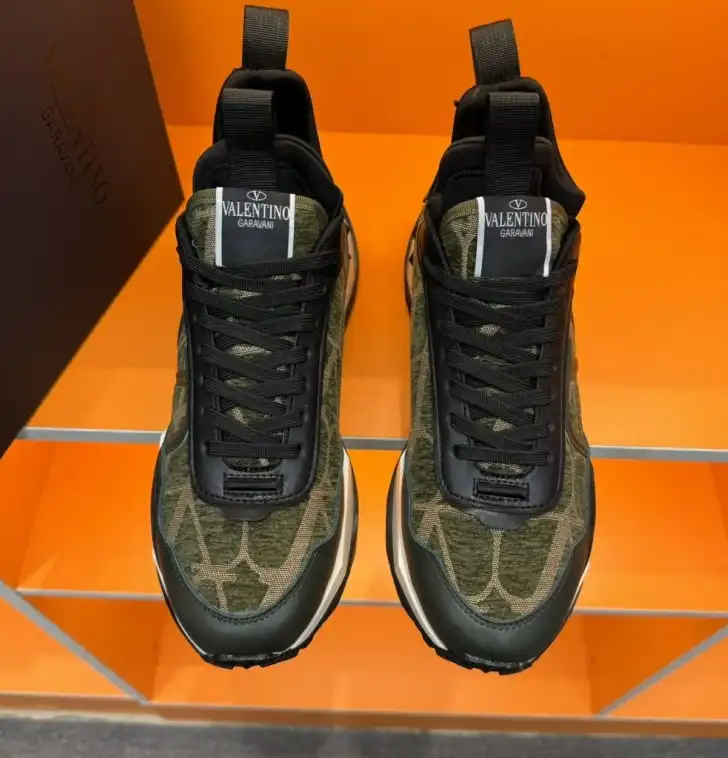 hype Valentino Sneakers