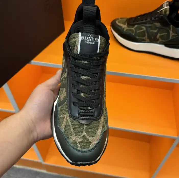 hype Valentino Sneakers