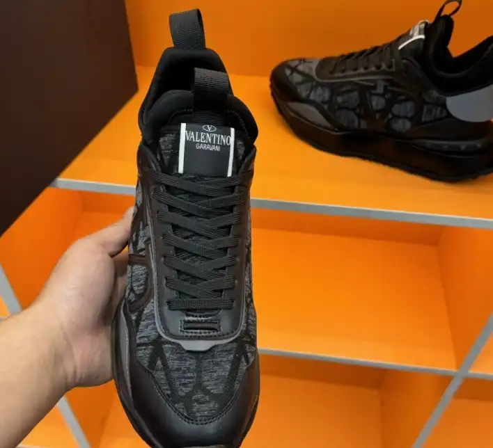 hype Valentino Sneakers