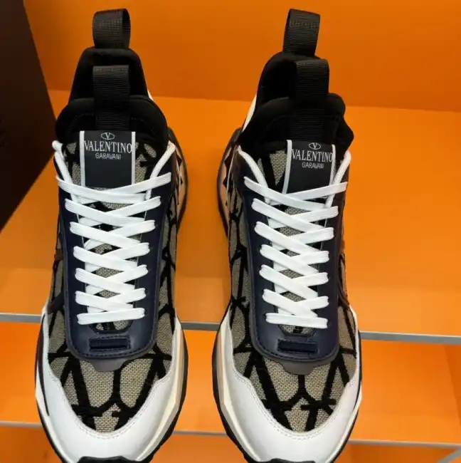 hype Valentino Sneakers