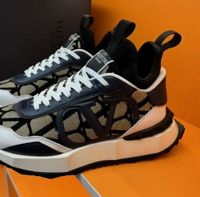 hype Valentino Sneakers