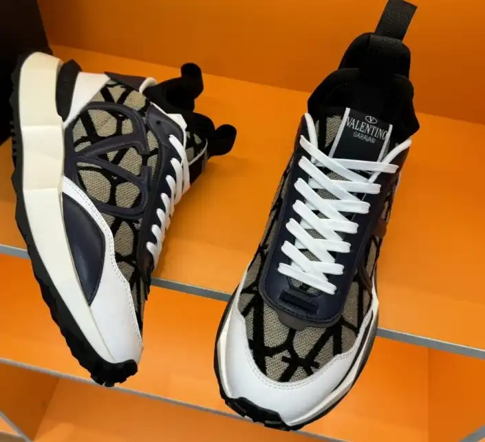 hype Valentino Sneakers