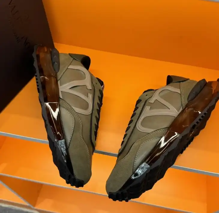 hype Valentino Sneakers