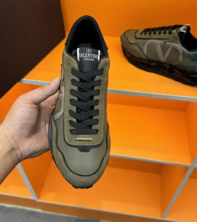 hype Valentino Sneakers