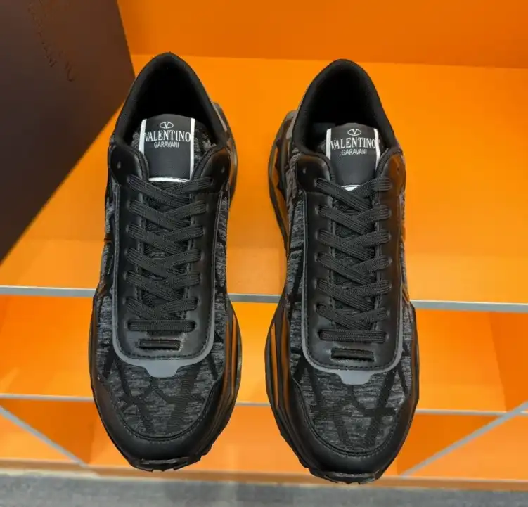 hype Valentino Sneakers