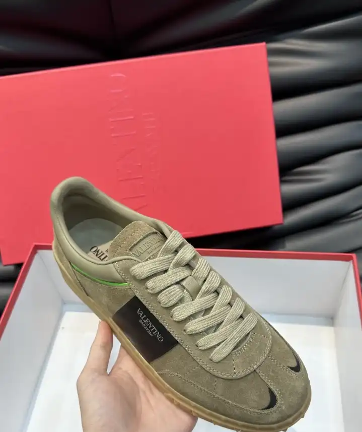 hype Valentino Sneakers