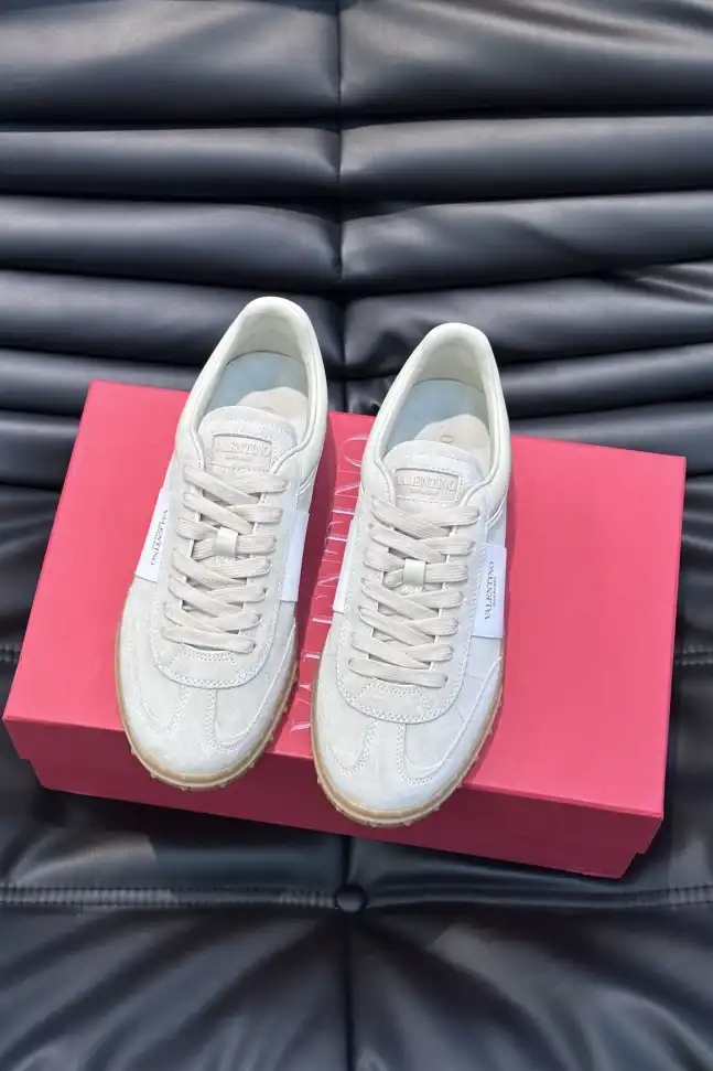 hype Valentino Sneakers