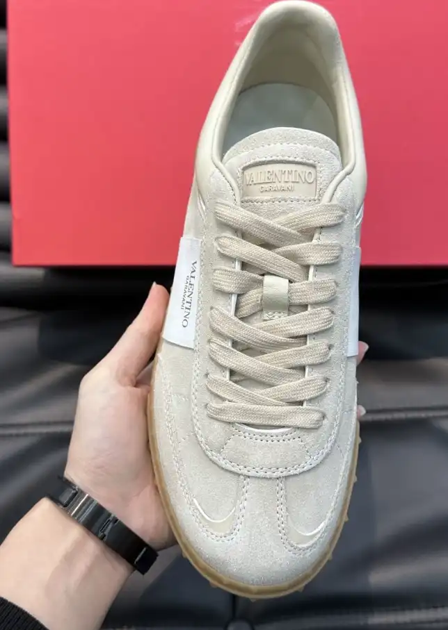 hype Valentino Sneakers