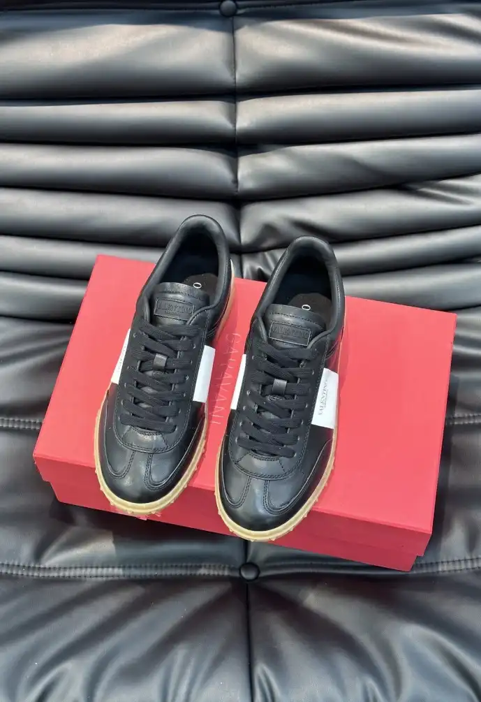 hype Valentino Sneakers