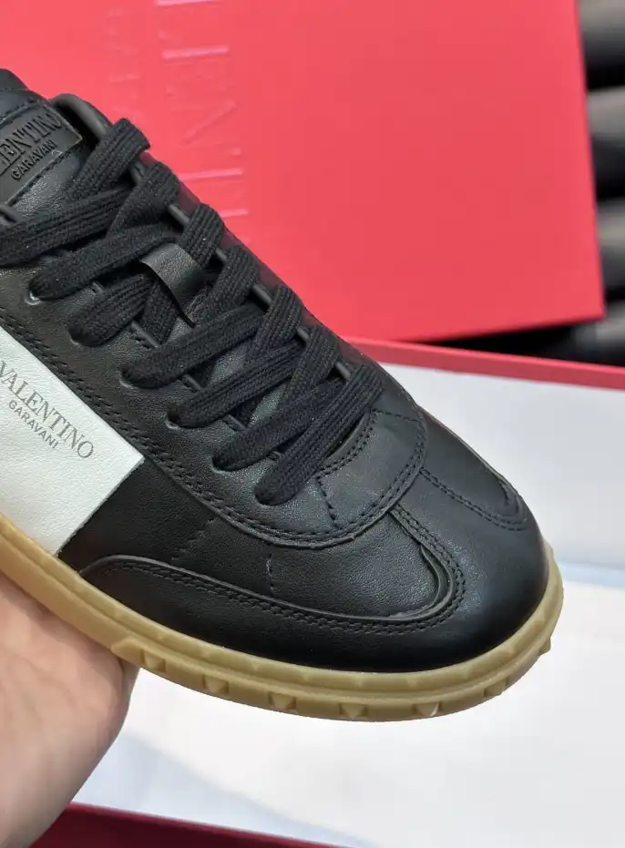 hype Valentino Sneakers